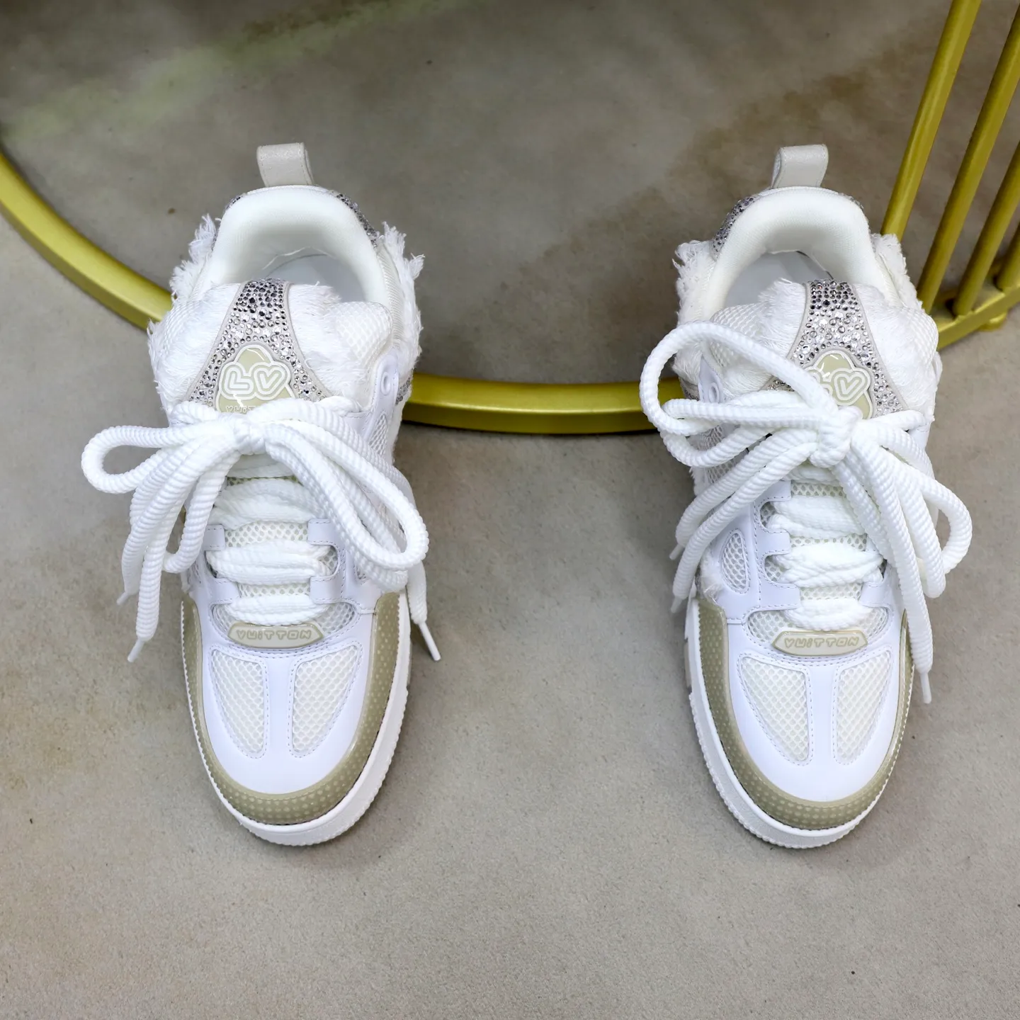 Ex-factory price: 860💰LV Couple👫Louis Vuitton TRAINER sneakers classic Louis Vuitton men's artistic director Virgil Abloh picked inspiration to create this LV Trainer sneaker. Yingze crystal inlays present a colorful effect. VS can be matched with two gorgeous effect colors. The LV letter logo badge on the tongue is gorgeous and noble. The LV letter is decorated on the side. The outsole is decorated with a Monogram flower pattern. It shows the trend of elegance and nobility! Men's and women's models: 35-46